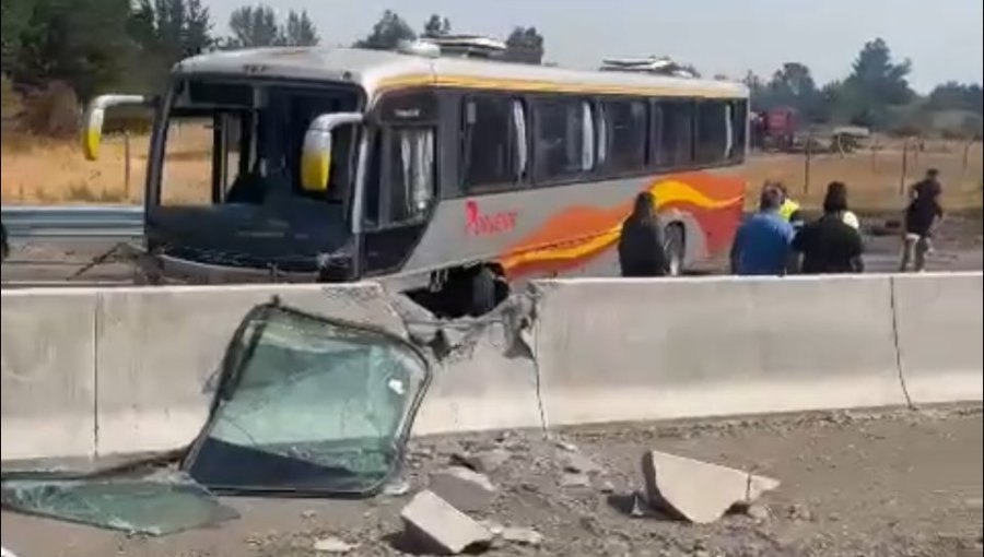 Al menos tres personas fallecen tras la colisión de un bus y un automóvil en la ruta que une Los Ángeles y Nacimiento