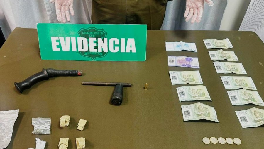 Detienen a menor de 16 años portando armamento en plaza de armas de Quintero