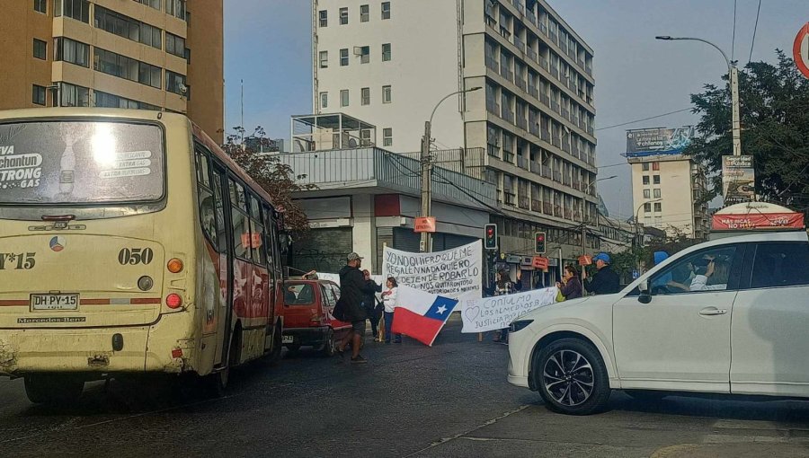 Unas 50 personas protestan contra autoridades por falta de soluciones a damnificados en Viña del Mar