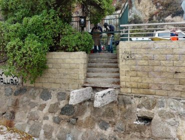 Municipio cerró de forma provisoria acceso a Playa Los Tarros en Concón por riesgos tras escalera en mal estado