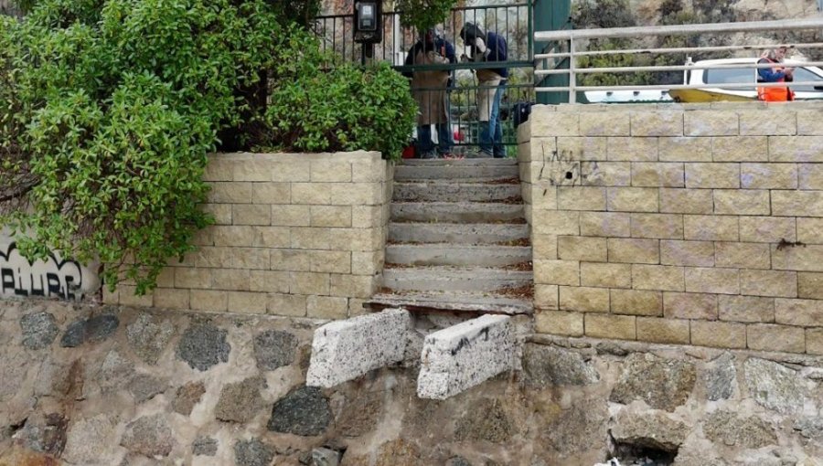 Municipio cerró de forma provisoria acceso a Playa Los Tarros en Concón por riesgos tras escalera en mal estado