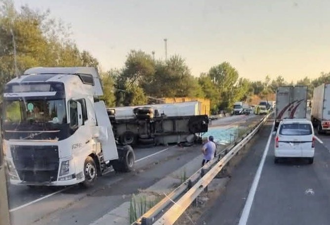 Dos personas fallecieron tras la colisión de una motociclista con un camión en la ruta 5 Sur a la altura de Río Claro