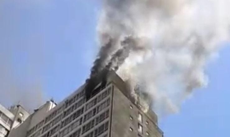 Ordenan evacuar edificio por incendio en departamento en el piso 23 en el centro de Santiago