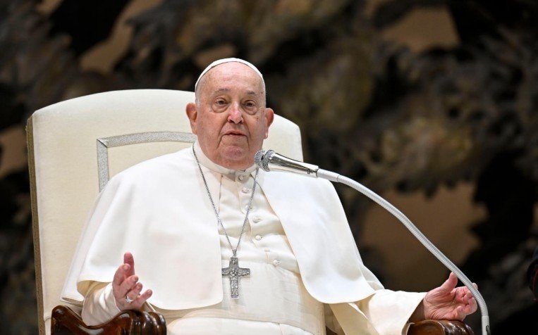 Papa Francisco interrumpe la lectura de la catequesis por su bronquitis y pide a un sacerdote leer su discurso