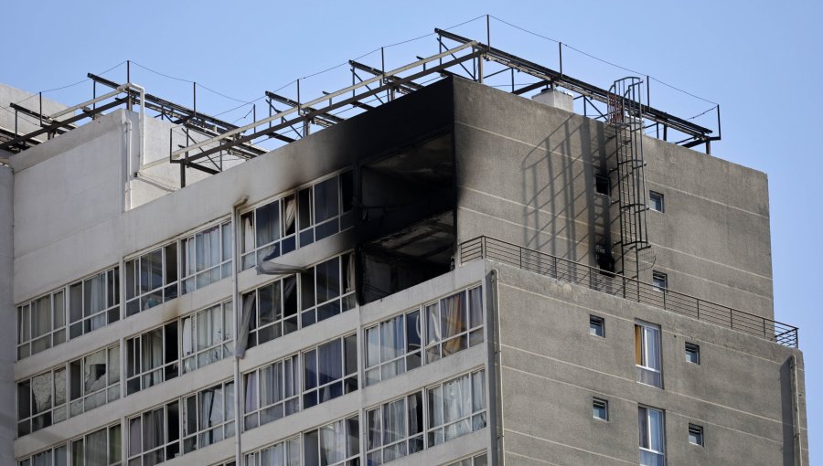 Ocho departamentos resultaron destruidos por incendio que afectó a varios pisos de un edificio en Santiago