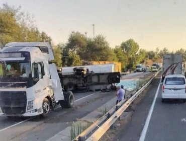 Dos personas fallecieron tras la colisión de una motociclista con un camión en la ruta 5 Sur a la altura de Río Claro