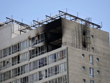 Ocho departamentos resultaron destruidos por incendio que afectó a varios pisos de un edificio en Santiago