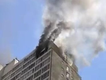 Ordenan evacuar edificio por incendio en departamento en el piso 23 en el centro de Santiago