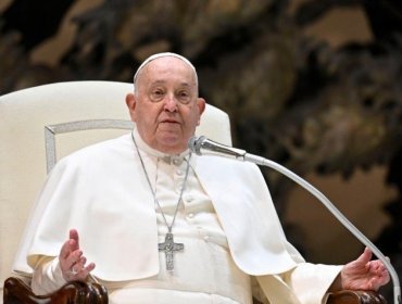 Papa Francisco interrumpe la lectura de la catequesis por su bronquitis y pide a un sacerdote leer su discurso