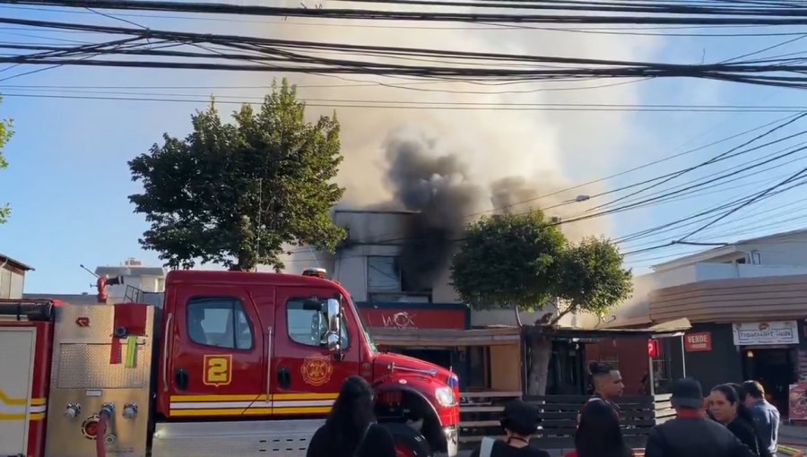 Bomberos combaten incendio que afecta a un local comercial en Viña del Mar: existe peligro de propagación