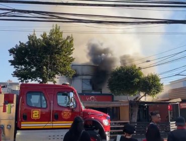 Bomberos combaten incendio que afecta a un local comercial en Viña del Mar: existe peligro de propagación