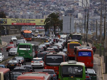 Auto choca contra muro en Avenida España en dirección hacia Viña del Mar