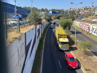 Colisión múltiple en rotonda de Glorias Navales entre dos camiones y dos vehículos genera alta congestión camino a Concón