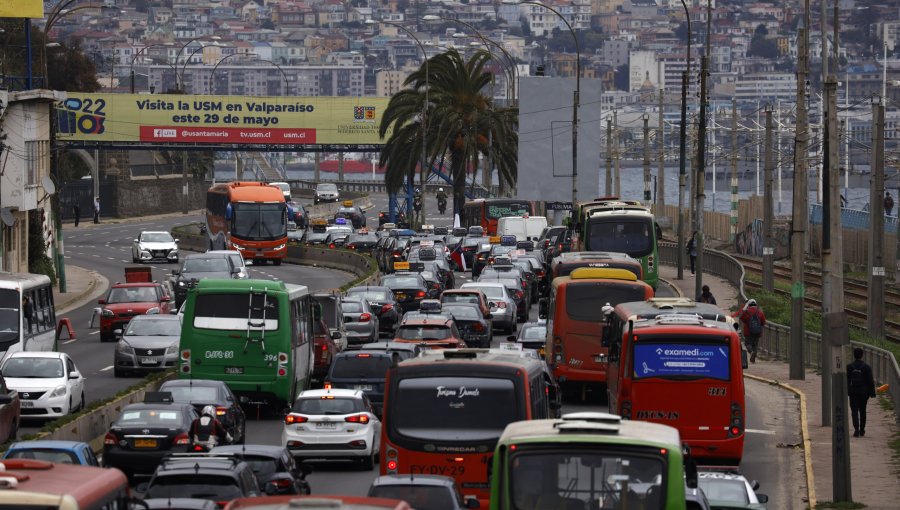 Auto choca contra muro en Avenida España en dirección hacia Viña del Mar