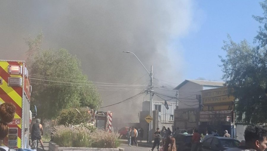 Incendio afecta al menos a ocho viviendas y deja cerca de 30 damnificados en La Florida