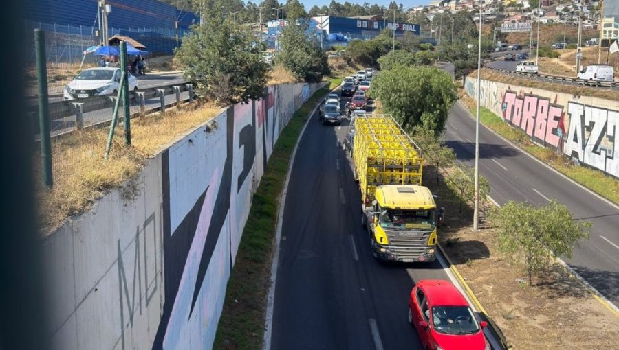 Colisión múltiple en rotonda de Glorias Navales entre dos camiones y dos vehículos genera alta congestión camino a Concón