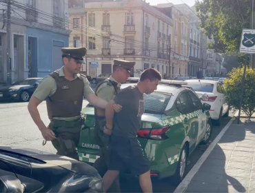 Hombre fue detenido en flagrancia tras robo a turista en pleno centro de Valparaíso