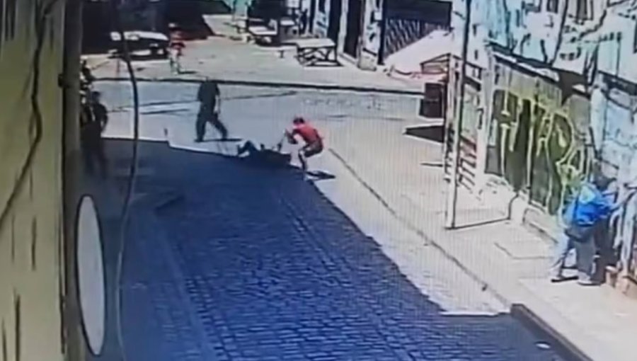 En prisión preventiva quedó sujeto que arrastró a turista japonés para robarle en cercanías de la plaza Echaurren de Valparaíso