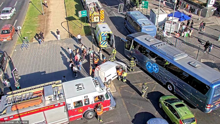 Un microbús y un vehículo protagonizaron una colisión frente al hospital Gustavo Fricke de Viña del Mar