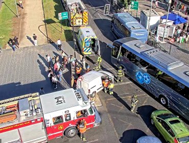 Un microbús y un vehículo protagonizaron una colisión frente al hospital Gustavo Fricke de Viña del Mar