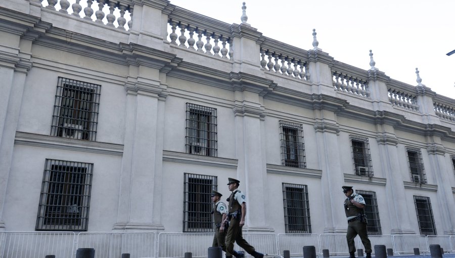 Presidencia entrega condolencias a familia de carabinero fallecido en La Moneda