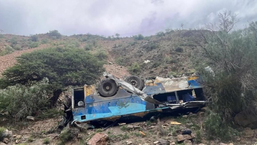 Accidente de bus que cayó por un barranco en Bolivia deja a 31 fallecidos y 15 personas heridas