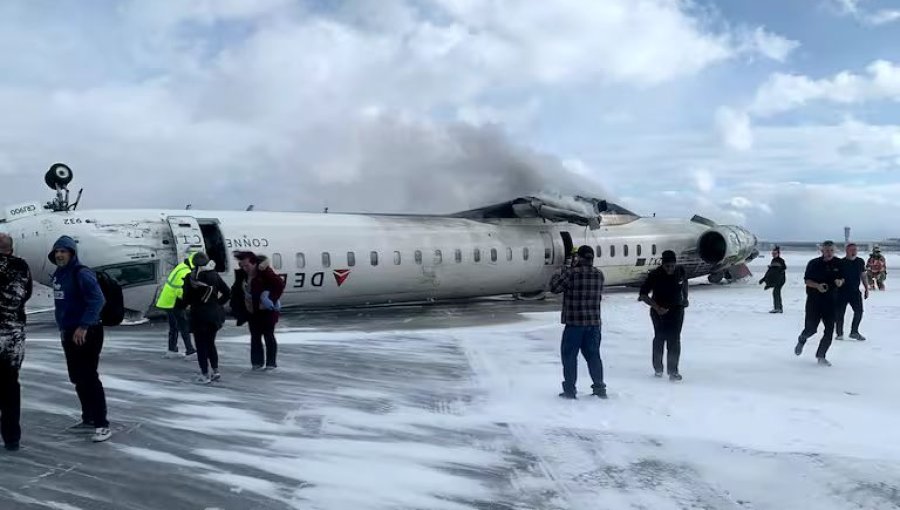 Avión queda volcado tras grave accidente en aeropuerto de Toronto: reportan varios heridos