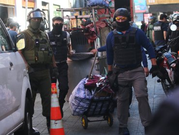 Carabineros realizó operativos simultáneos en Santiago, Independencia y Recoleta contra vendedores ambulantes