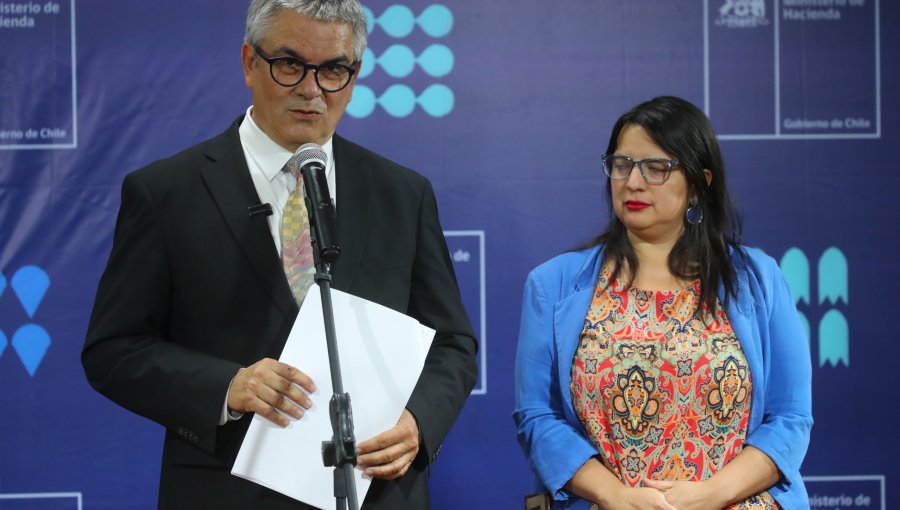 Ministro Marcel respalda la gestión de directora de Presupuestos, Javiera Martínez, en medio de solicitudes de renuncia