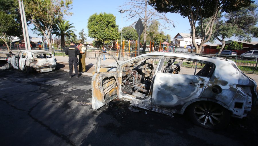 Desconocidos quemaron durante la madrugada de este jueves dos vehículos en plaza de Puente Alto