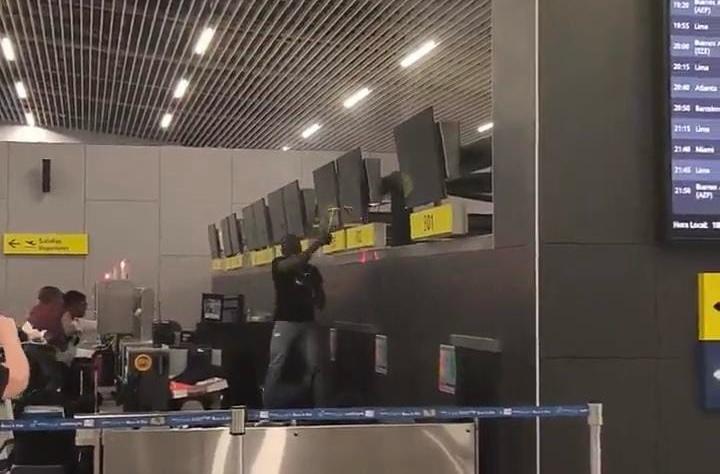 Hombre haitiano ataca por segunda vez el aeropuerto Nuevo Pudahuel: destrozó 30 monitores con un martillo