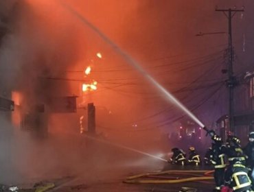 Enorme incendio destruye más de 40 locales comerciales en el centro de Ancud