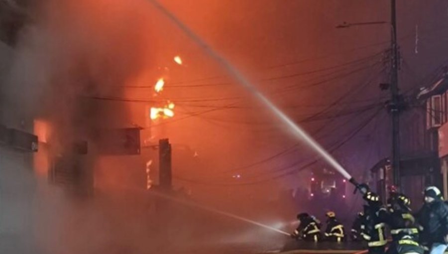 Enorme incendio destruye más de 40 locales comerciales en el centro de Ancud