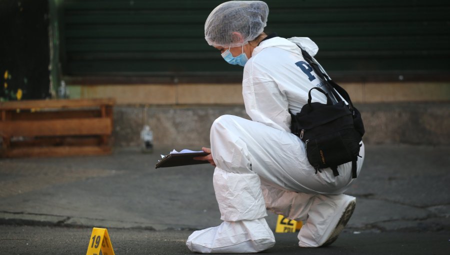 Investigan doble homicidio frustrado en el centro de Santiago: Las víctimas mantenían múltiples impactos de bala en su cuerpo