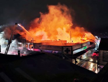 Gobierno detalla ayudas a damnificados por incendio en casco histórico de Ancud