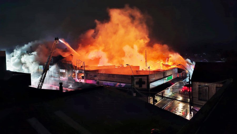 Gobierno detalla ayudas a damnificados por incendio en casco histórico de Ancud