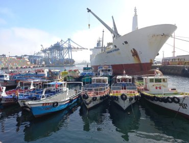 Lancheros de Valparaíso lamentan descenso de turistas en el Muelle Prat y lo atribuyen a la delincuencia y a las marejadas