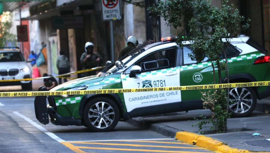 Investigan muerte de mujer hallada en el estacionamiento de un edificio en Santiago