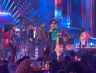 ¡Alto crossover! Claudio Bravo reaparece en el Festival y le regala camiseta autografiada a Carlos Vives