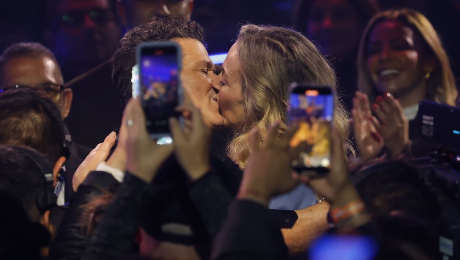 Carlos Vives protagoniza romántico momento en Viña 2025: Se salió de libreto y bajó hasta el escenario