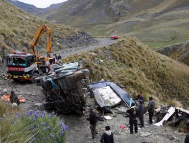 Al menos 15 personas fallecieron y otras 19 resultaron heridas tras la caída de un autobús por un barranco en Bolivia