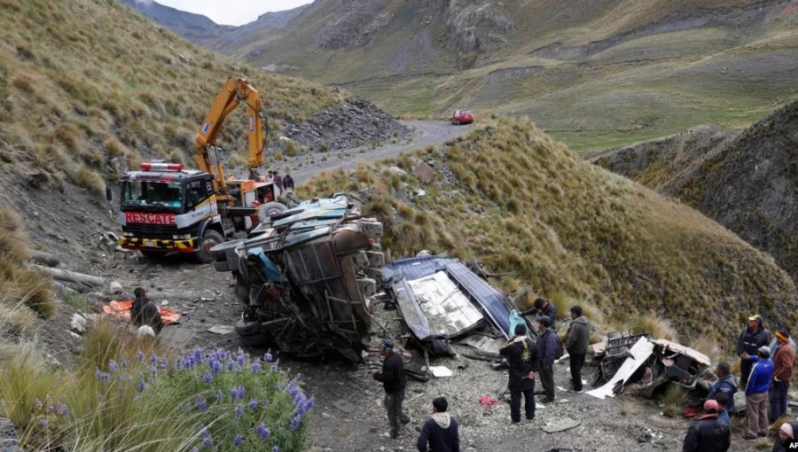 Al menos 15 personas fallecieron y otras 19 resultaron heridas tras la caída de un autobús por un barranco en Bolivia