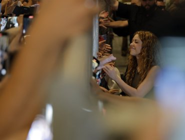 Shakira sorprende a sus fanáticos cantando en el frontis de hotel tras suspensión de conciertos