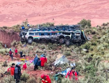 Aumentan a más de 30 los fallecidos tras accidente de autobús que cayó por un barranco en Bolivia