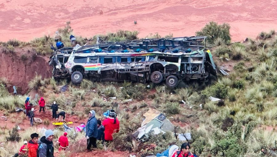 Aumentan a más de 30 los fallecidos tras accidente de autobús que cayó por un barranco en Bolivia