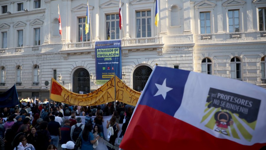 Colegio de Profesores califica de "totalmente insuficiente" la propuesta de Desbordes y mantiene paro en Santiago