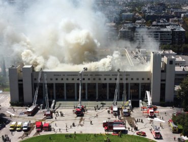 Incendio en la Escuela de Carabineros en Providencia se habría generado por el uso de soplete