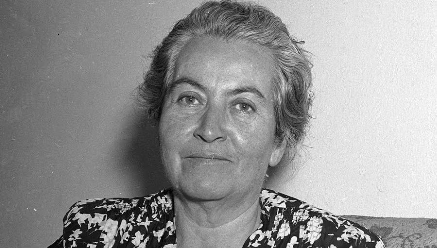 Gobierno evalúa levantar un monumento a Gabriela Mistral en el lugar donde estaba erigida la estatua de Baquedano