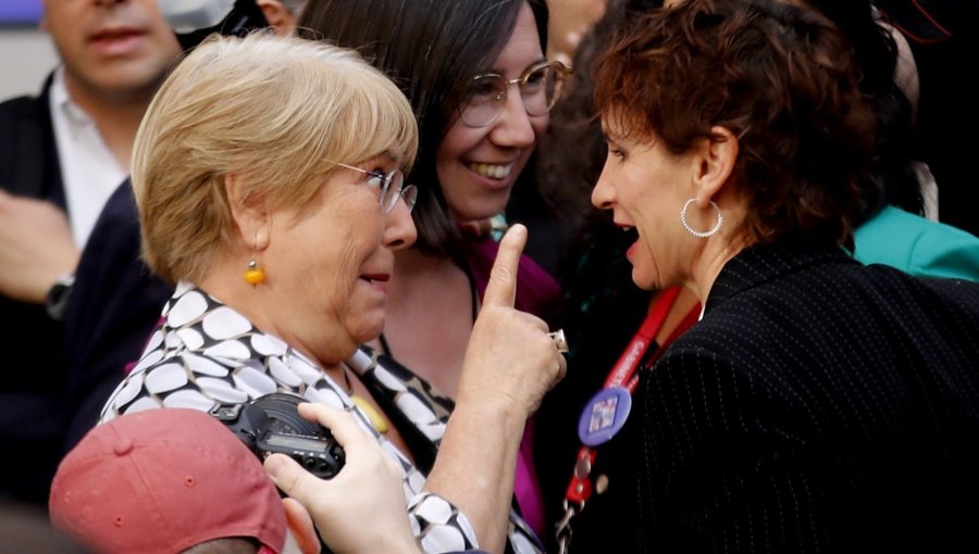 Michelle Bachelet ya le habría comunicado a Carolina Tohá que no competirá por La Moneda