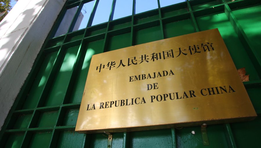 Embajada de China descarta vínculo con empresario mencionado en chats revelados de la diputada Karol Cariola
